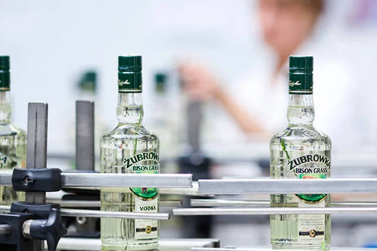 
	Produ&ccedil;&atilde;o de vodka Zubrowka: para expandir o alcance do produto , o empres&aacute;rio planeja restaurar um or&ccedil;amento de marketing que foi eliminado para economizar custos
 (Bartek Sadowski/Bloomberg)
