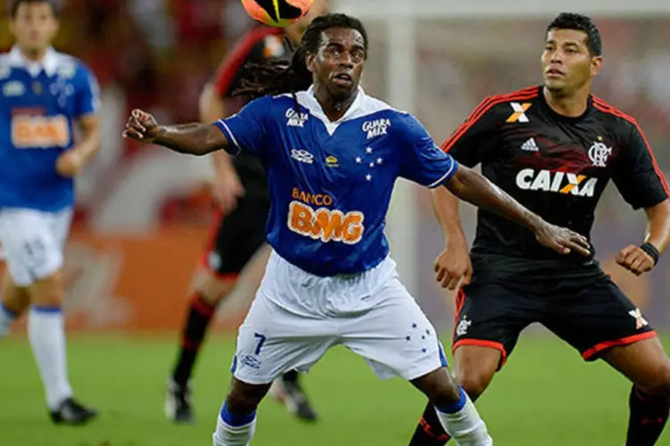 
	Tinga, durante uma partida contra o Flamengo em 2013: em 12 de fevereiro, o meia foi alvo de insultos racistas por parte da torcida do clube peruano na partida vencida pelo Garcilaso por 2 a 1
 (Alexandre Loureiro/Getty Images)