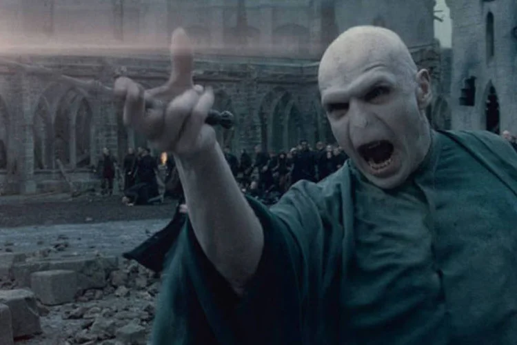 Uma representação de 12 metros de altura de Lord Voldemort deve perseguir outros personagens da literatura inglesa, segundo jornal (Divulgação)