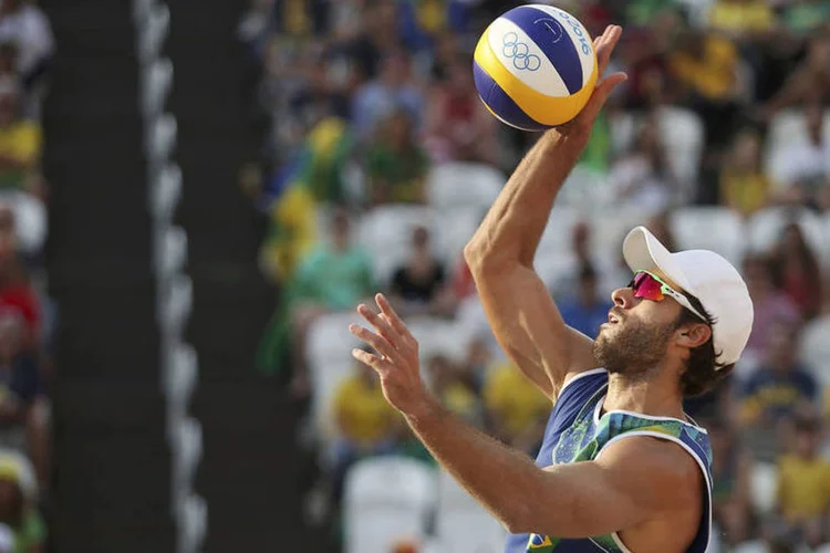 
	V&ocirc;lei de praia: &uacute;nica dupla do Brasil viva no torneio, Alison e Bruno pegar&atilde;o agora o vencedor de duelo holand&ecirc;s
 (Adrees Latif / Reuters)