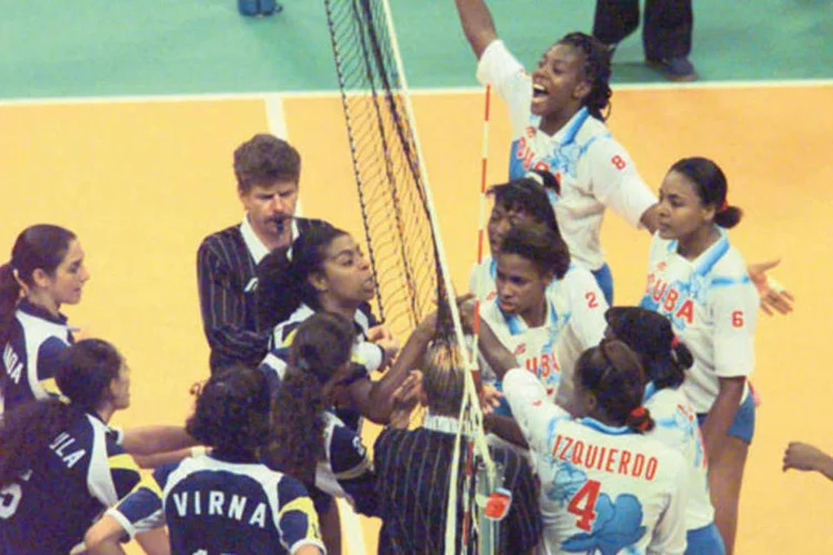 Seleções brasileira e cubana de vôlei em briga após jogo, nas Olimpíadas de 96: Pela primeira vez em meio século Cuba não conseguiu vaga nos esportes coletivos