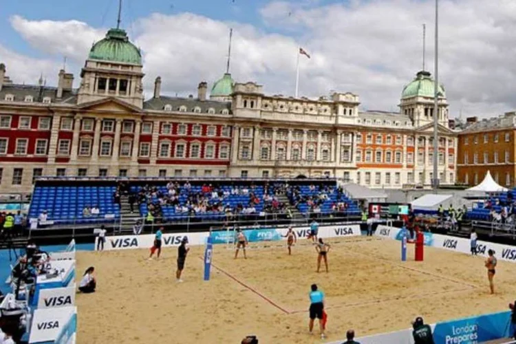 Monta e desmonta: arenas provisórias, como a usada num torneio de vôlei de praia em Londres, são um dos negócios em alta com a Olimpíada (Scott Heavey/Getty Images)