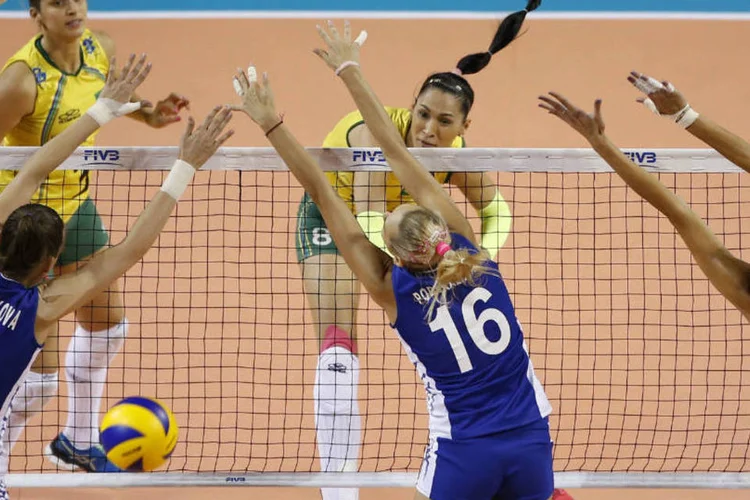 
	Ataque da jogadora da Sele&ccedil;&atilde;o Brasileira de V&ocirc;lei: esporte &eacute; o favorito pelos brasileiros que compram ingressos para as Olimp&iacute;adas
 (REUTERS/Yuya Shino)