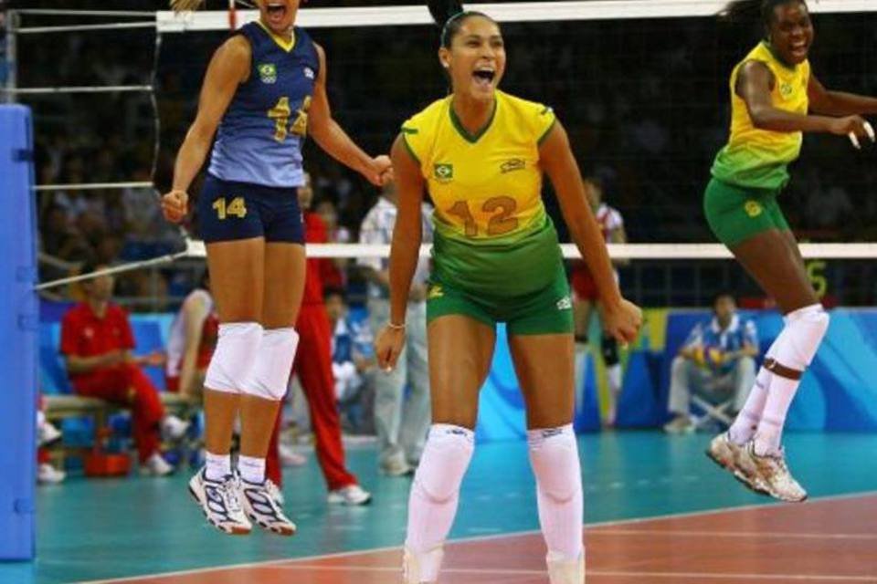 Sem Jaqueline, Brasil ganha fácil no vôlei feminino