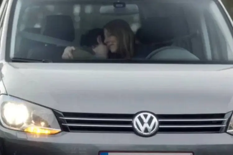 Trecho do comercial da Volkswagen que, para promover o Park Assist, mostra como ter mais tempo para despedidas dentro do carro (Reprodução)