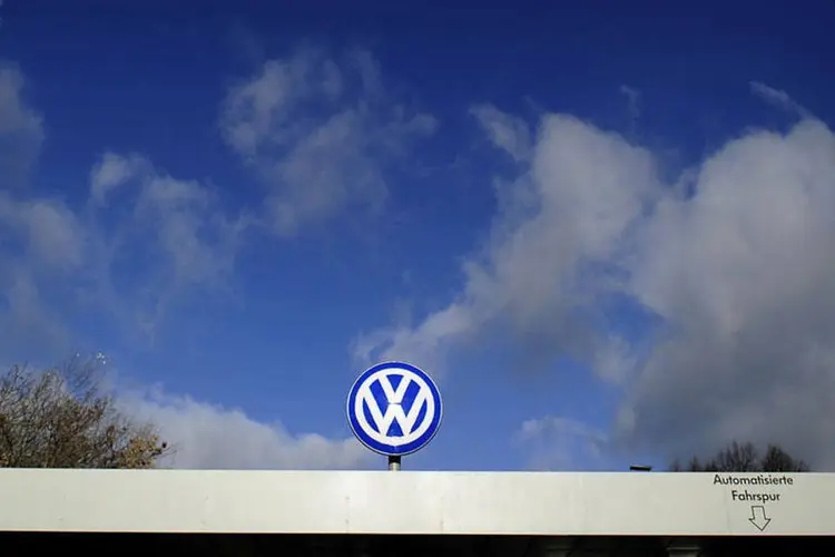 
	Logo da Volkswagen: empresa tamb&eacute;m tera que arcar com custo do recall e das modifica&ccedil;&otilde;es necess&aacute;rias em ve&iacute;culos que tiveram software adulterado
 (Alexander Koerner/Getty Images)