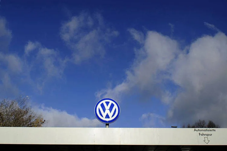 
	Logo da Volkswagen: empresa tamb&eacute;m tera que arcar com custo do recall e das modifica&ccedil;&otilde;es necess&aacute;rias em ve&iacute;culos que tiveram software adulterado
 (Alexander Koerner/Getty Images)