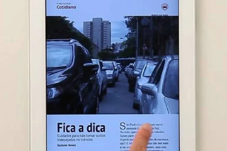 Anúncio da Volkswagen: leitor é surpreendido por imagem de motoqueiro em alta velocidade  (Reprodução/YouTube/AlmapBBDO)