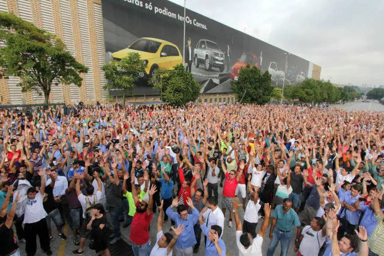 
	Trabalhadores da Volkswagen durante assembleia ap&oacute;s demiss&otilde;es em S&atilde;o Bernardo do Campo: aproximadamente 13 mil trabalhadores entrar&atilde;o em f&eacute;rias coletivas
 (Edmilson Magalhães/Sindicato dos Metalúrgicos do ABC/Fotos Públicas)
