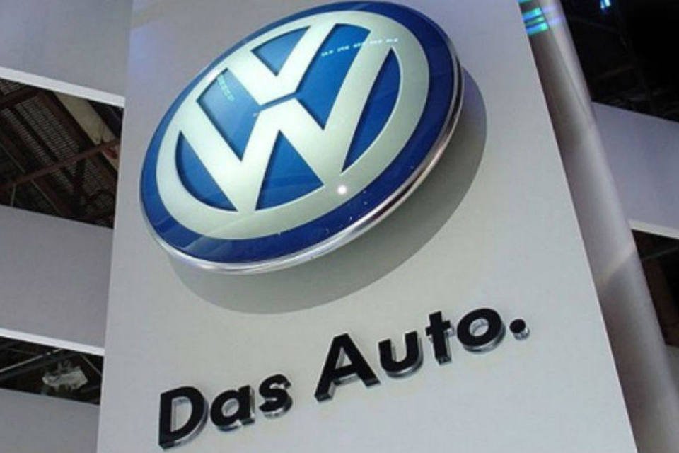 Volkswagen volta a suspender produção por falta de peças