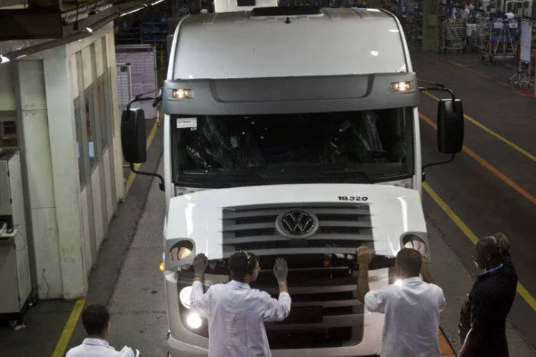 
	Trabalhadores checam caminh&atilde;o da Volkswagen em f&aacute;brica da MAN: a MAN est&aacute; mais exposta do que as rivais Daimler e Volvo aos problemas no Brasil, onde tem sido l&iacute;der de mercado para caminh&otilde;es com mais de 5 toneladas m&eacute;tricas por mais de uma d&eacute;cada
 (Dado Galdieri/Bloomberg)