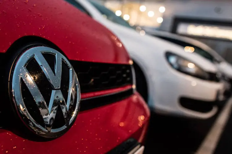 
	Carros com logo da Volkswagen: a companhia alem&atilde; teve preju&iacute;zo l&iacute;quido de 1,58 bilh&atilde;o de euros no ano passado
 (Matt Cardy/GettyImages)