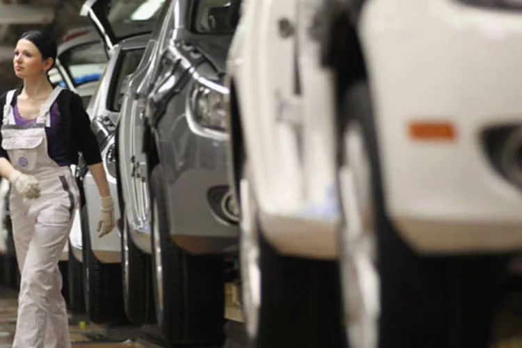 
	Trabalhadora em uma f&aacute;brica de carros na Alemanha: PMI composto preliminar do instituto Markit caiu para 48,8 em abril ante 50,6 no m&ecirc;s anterior
 (Sean Gallup/Getty Images)