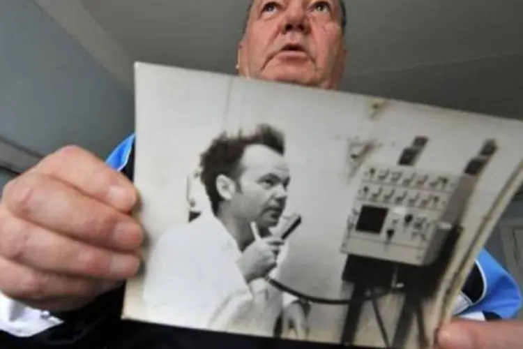 Volodymyr Palkin exibe uma foto tirada em Chernobyl: ele passa dois meses po ano no hospital (Sergei Supinsky/AFP)