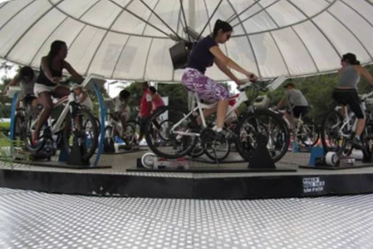Previsão é que os ciclistas pedalem, sem sair do lugar, a distância equivalente a uma volta ao mundo (Divulgação)