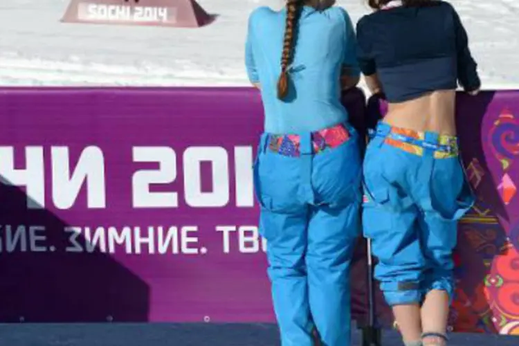 Voluntárias aproveitam o sol antes de uma competição de esqui em Sochi: "estamos tranquilos", declarou porta-voz do COI (Kirill Kudryavtsev/AFP)