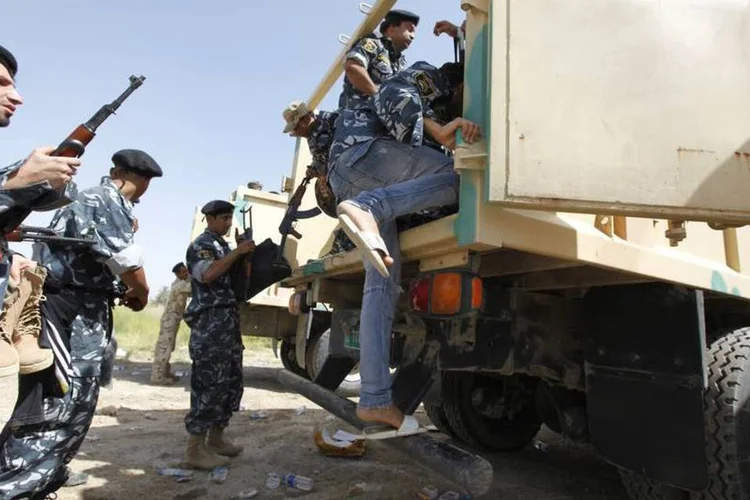 Voluntários xiitas, que se juntaram ao exército do Iraque na luta contra militantes sunitas do EIIL (Ahmed Saad/Reuters)
