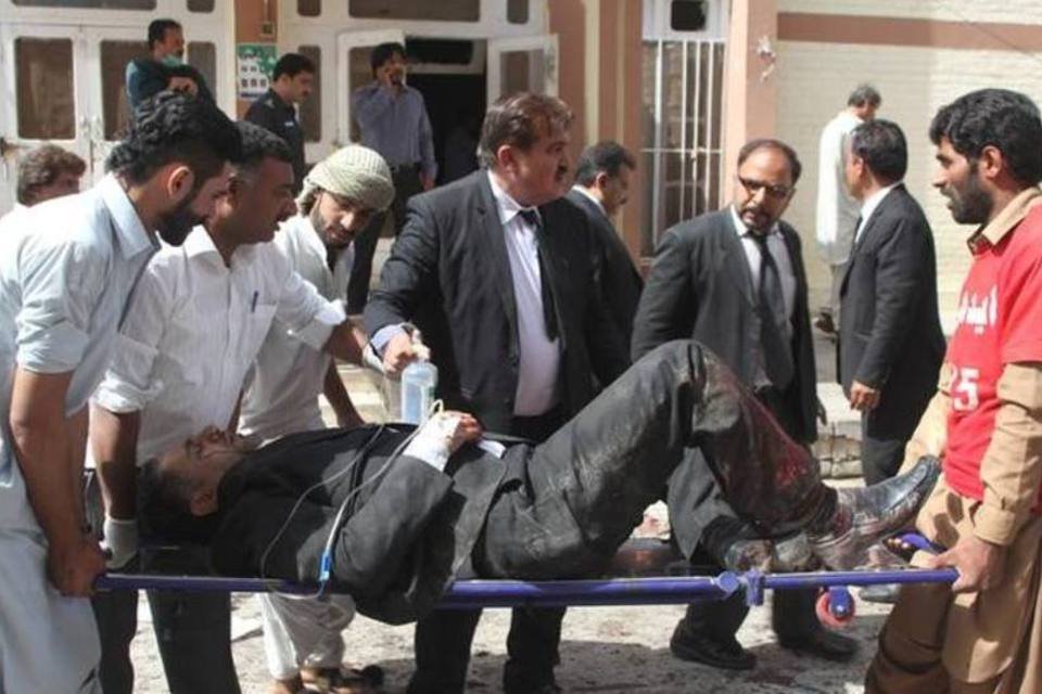 Homem-bomba mata 70 pessoas em hospital do Paquistão