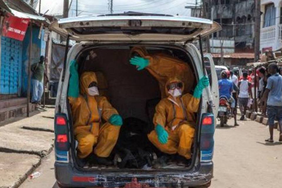 Milhares violam quarentena para ebola para buscar comida