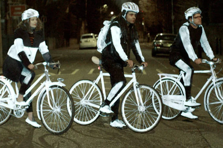 Comercial da Volvo: tinta especial para ciclistas (Volvo/Reprodução)