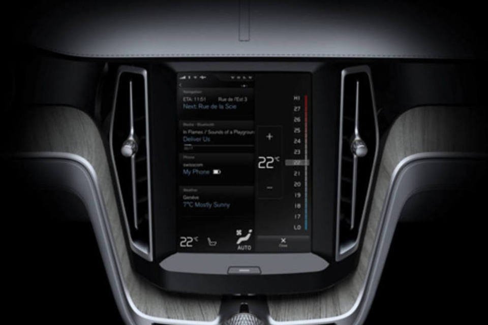 Volvo troca botões por tablet no painel do XC90
