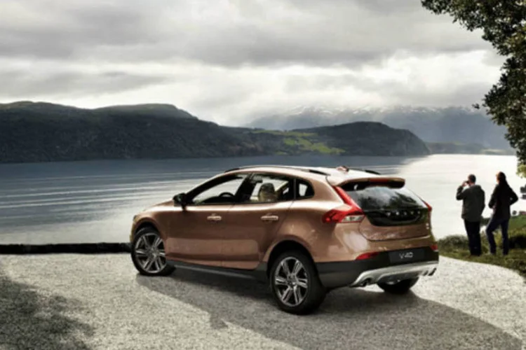 
	Volvo V40 Cross Country: modelos produzidos entre 09/12/2013 a 06/03/2014 precisam passar por recall
 (Divulgação/Volvo)