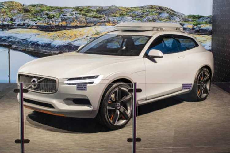 O modelo já pode ser encomendado por aqui em duas versões: T6 Drive-E Momentum, por R$ 319 mil, e T6 Drive-E Inscription, por R$ 363 mil (Divulgação)