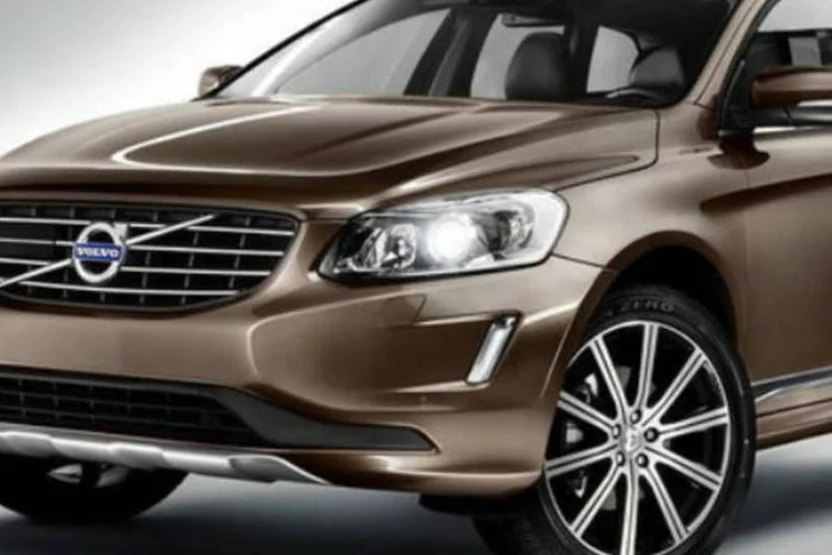 Volvo XC60: por fora, o XC60 traz para-choques redesenhados, novos faróis, grade frontal reestilizada e capô mais pronunciado (Reprodução)