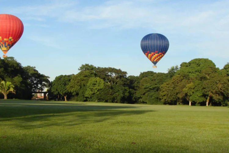 
	Voo de bal&atilde;o: o piloto, natural de Portugal, conseguiu controlar o bal&atilde;o em queda at&eacute; 50 metros do ch&atilde;o, mas a partir da&iacute; come&ccedil;ou a cair de forma descontrolada.
 (Felipe Santucci)