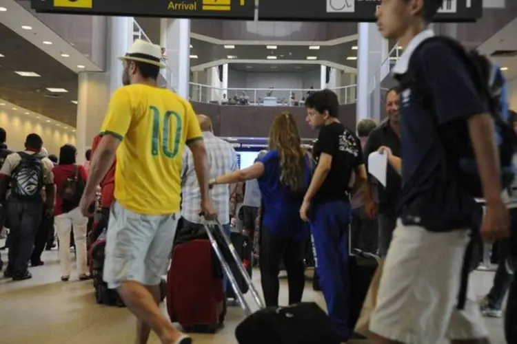 
	Aeroporto Santos Dumont: pelo menos 100 pessoas participaram do ato
 (Tânia Rêgo/Agência Brasil)