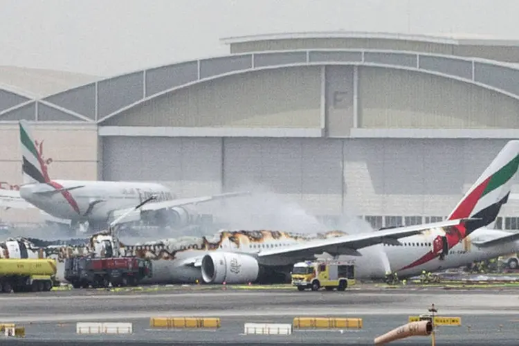 
	Emirates: a conta no Twitter do monitor de tr&aacute;fego a&eacute;reo Flightradar24 informou que decolagens e pousos em Dubai foram suspensos
 (Reuters)