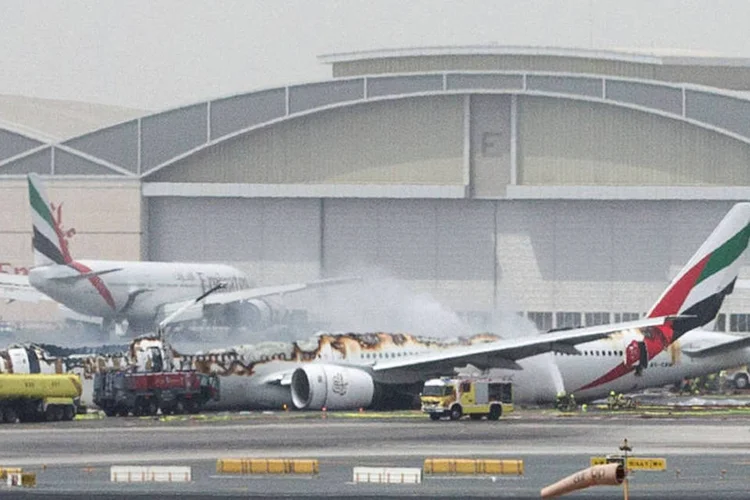 
	Emirates: a conta no Twitter do monitor de tr&aacute;fego a&eacute;reo Flightradar24 informou que decolagens e pousos em Dubai foram suspensos
 (Reuters)