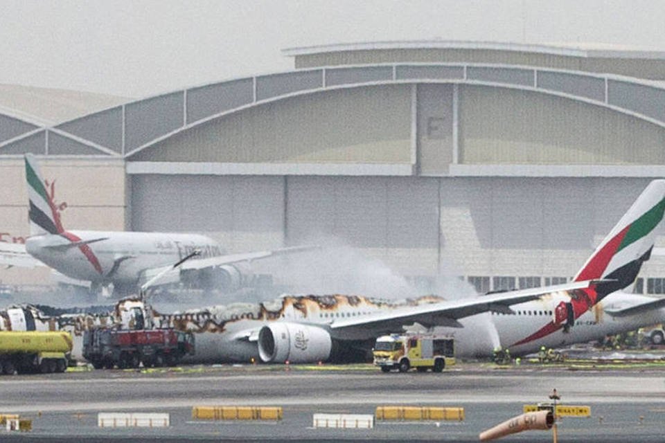Voo da Emirates Airline sofre acidente durante pouso
