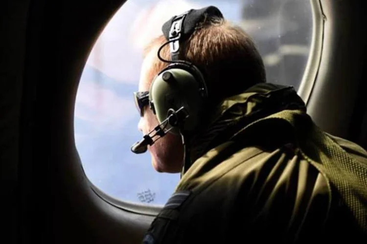 
	Homem procura sinais do voo MH370: voo desapareceu dos radares em 8 de mar&ccedil;o
 (Richard Polden - Pool/Getty Images)