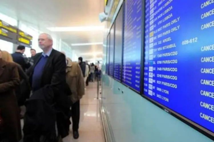 Voos eram cancelados no Aeroporto de Madri (Lluis Gene/AFP)