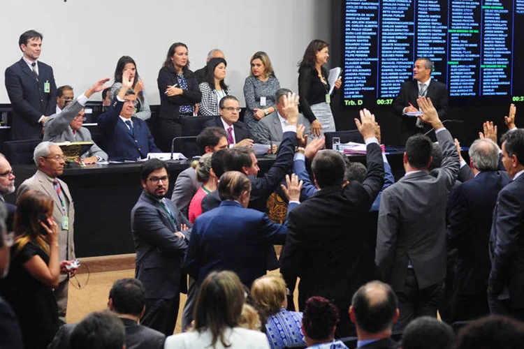 Deputados durante votação de uma medida provisória, no auditório Nereu Ramos (Gustavo Lima / Câmara dos Deputados)
