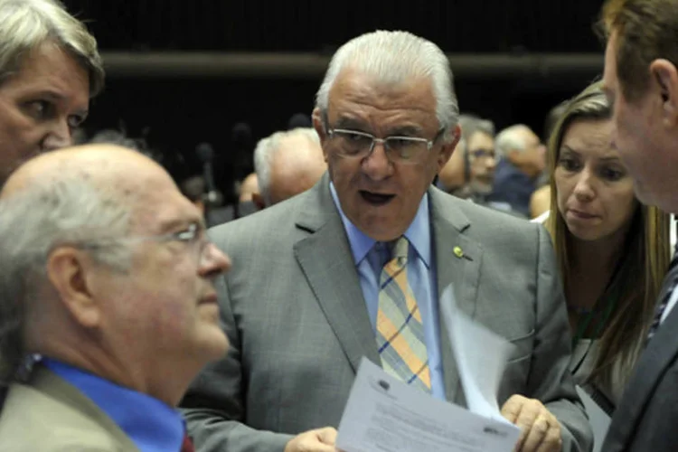 Deputado Nelson Marquezeli (PTB-SP) conversa com outros parlamentares durante a votação dos destaques do novo Código de Processo Civil (Luis Macedo/Câmara dos Deputados)