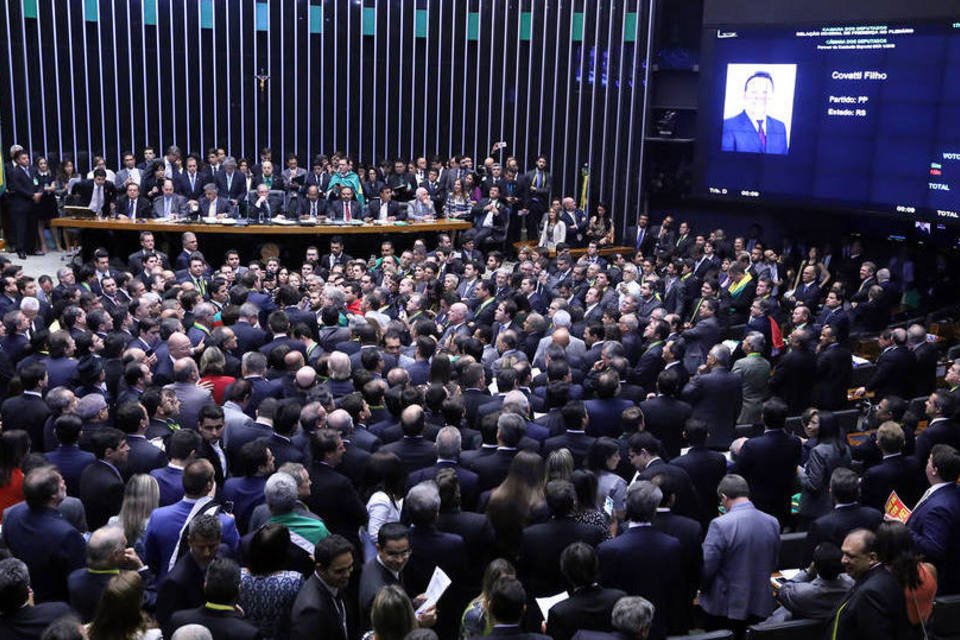 Deputados votarão denúncia contra Temer ao microfone