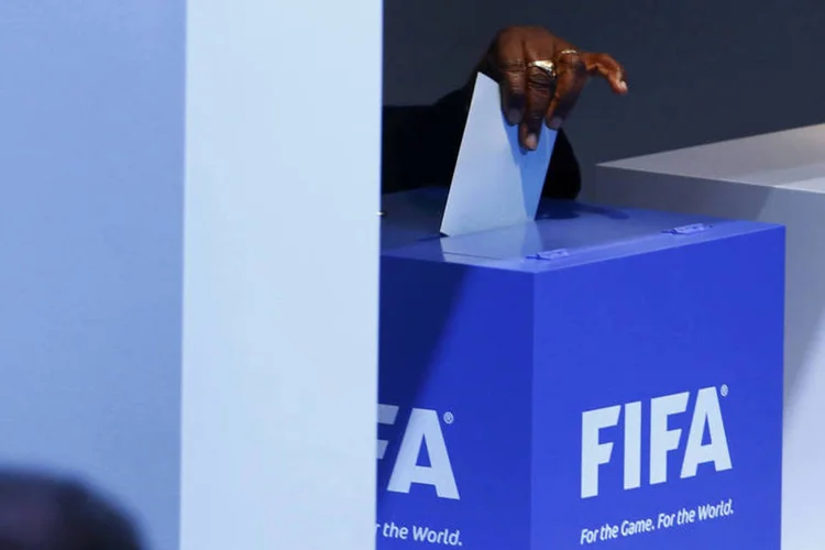 
	Fifa: o &iacute;talo-su&iacute;&ccedil;o Gianni Infantino, 45 anos, e o xeque do Bahrein Salman bin Ebrahim Al Khalifa, 50 anos, s&atilde;o os favoritos &agrave; sucess&atilde;o de Blatter
 (Arnd Wiegmann / Reuters)