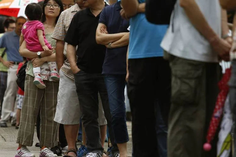 Eleitores formam fila para votar em um referendo não oficial em Hong Kong (Bobby Yip/Reuters)