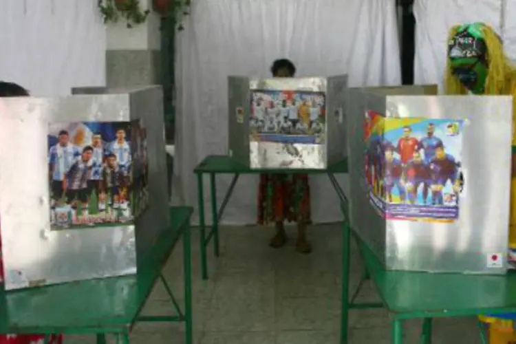 Local de votação na Indonésia: pelo menos 186 milhões de eleitores foram convocados para votar e eleger entre 230 mil candidatos (Juni Kriswanto/AFP)