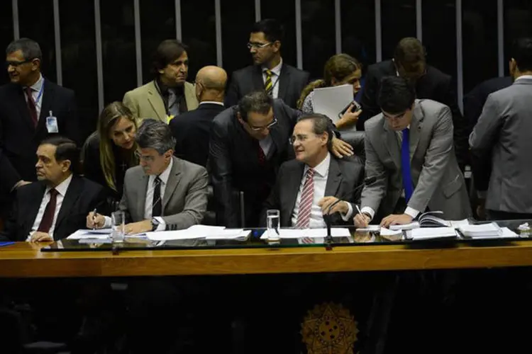 Henrique Alves e Renan Calheiros conversam na sessão para a votação de 38 vetos presidenciais e de quatro projetos de lei (Fabio Rodrigues Pozzebom/Agência Brasil)