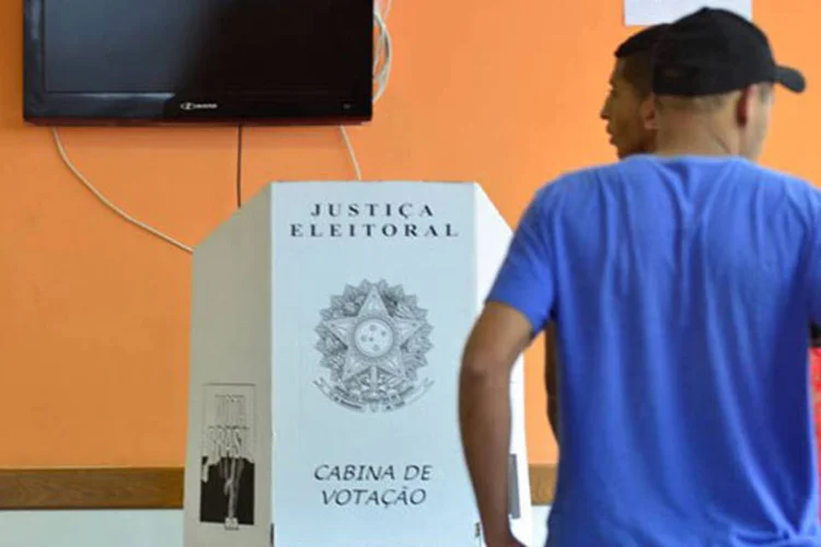 Homens votam: até as 14h foram substituídas 307 urnas eletrônicas (Tânia Regô/Agência Brasil)
