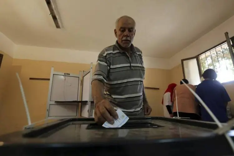 
	Homem deposita voto no Egito: elei&ccedil;&otilde;es&nbsp;terminaram ontem
 (Mohamed Abd El Ghany/Reuters)