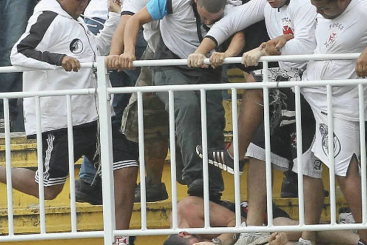 
	Torcedores do Vasco e Atl&eacute;tico Paranaense em briga generalizada em Joinville: depois de imagens varrerem o mundo, Nissan decidiu cortar patroc&iacute;nio, diz a coluna Radar, de Veja
 (REUTERS/Carlos Moraes/Agencia O Dia)