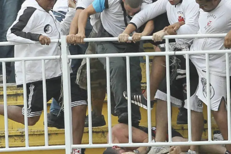 
	Torcedores do Vasco e Atl&eacute;tico Paranaense se agridem durante partida: julgamento desta sexta tamb&eacute;m definiu as puni&ccedil;&otilde;es a Vasco e Atl&eacute;tico-PR
 (REUTERS/Carlos Moraes/Agencia O Dia)