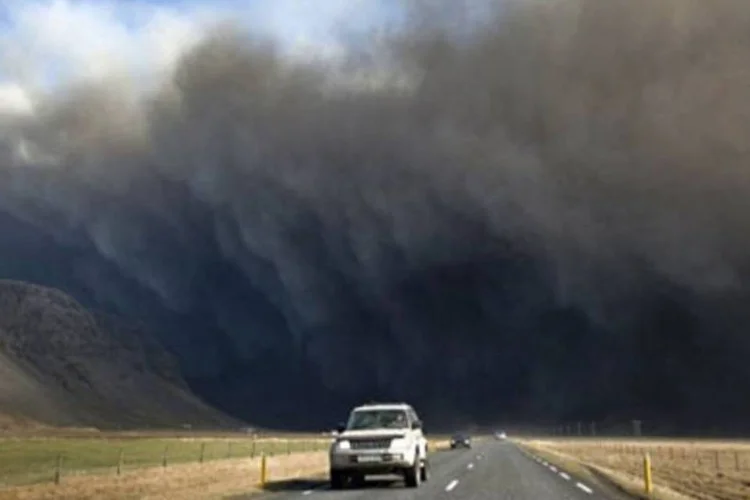 Motorista percorre uma estrada durante a erupção do vulcão Eyjafjallajokull (.)
