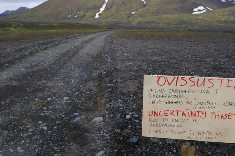 Placa de aviso bloqueia uma estrada para o vulcão Bardarbunga, na Islândia (Sigtryggur Johannsson/Reuters)
