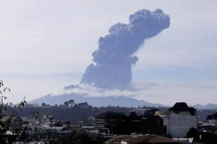 O vulcão Calbuco em erupção visto de Puerto Montt, sul do Chile (Carlos Vera/AFP)