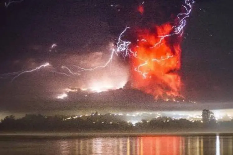 O vulcão Calbuco em erupção, visto de Puerto Varas, sul do Chile (David Cortes Serey/AFP)